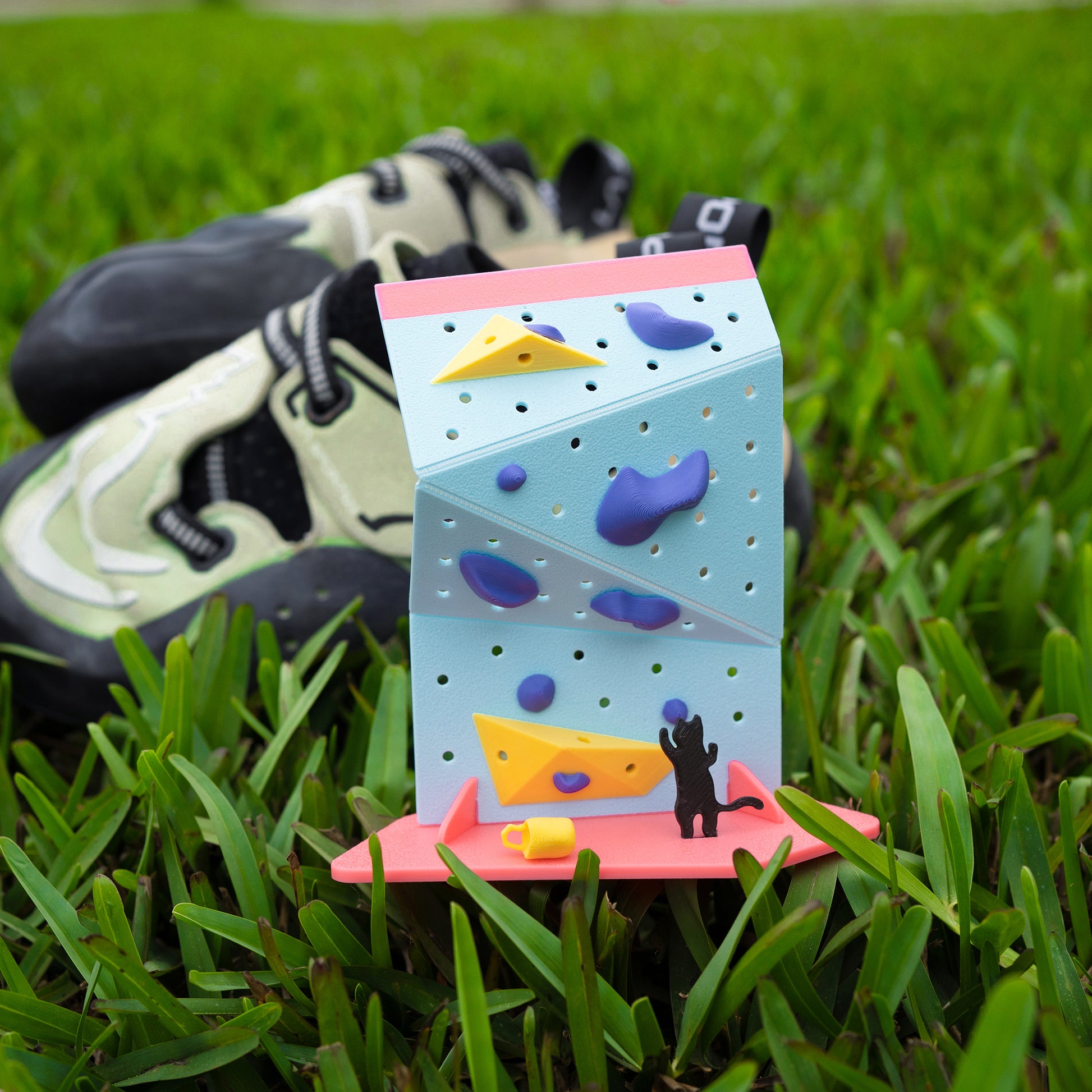 A DIY mini black cat rock climbing wall kit – a playful, creative gift for climbers and boulderers who love handmade decor. Designed by Non Vertical Lab. A perfect collectible for climbing enthusiasts and a fun gift for all ages.