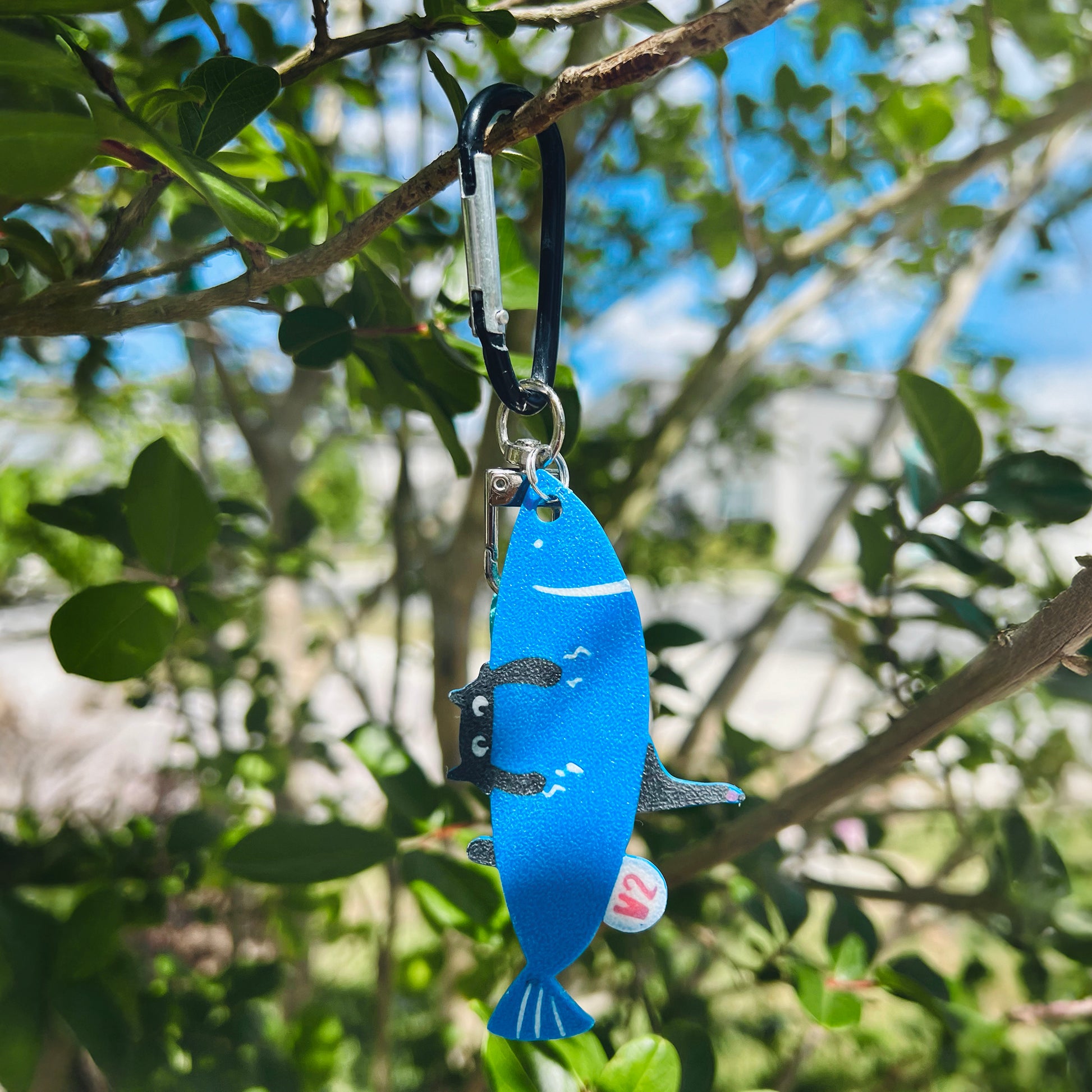 A playful V2 keychain featuring a cat climbing a fish – a fun, climbing-inspired gift for boulderers and rock climbers. Designed by Non Vertical Lab.