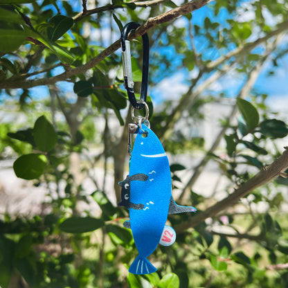 A playful V2 keychain featuring a cat climbing a fish – a fun, climbing-inspired gift for boulderers and rock climbers. Designed by Non Vertical Lab.