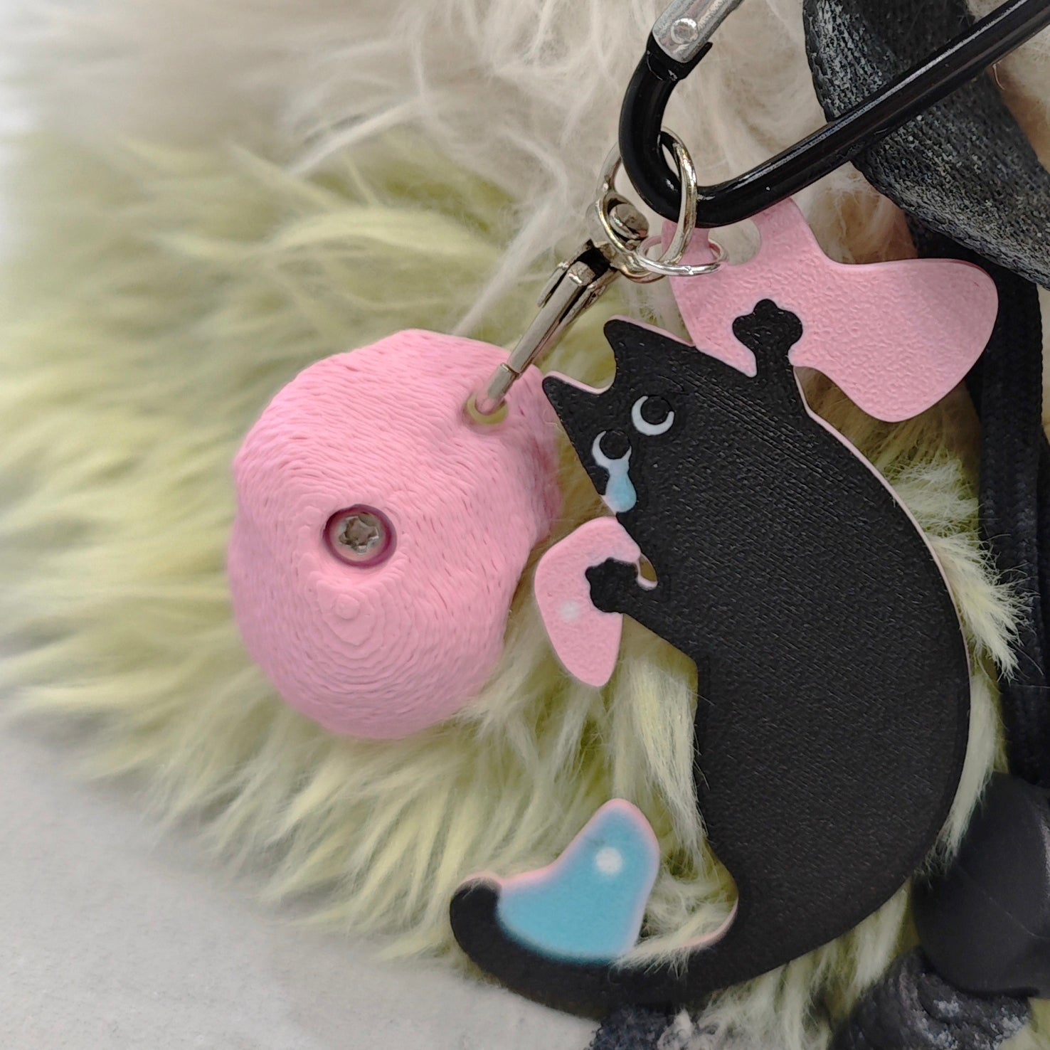 A funny short-armed cat keychain – a relatable and charming gift for climbers who know the struggle of bad reach. Designed by Non Vertical Lab.